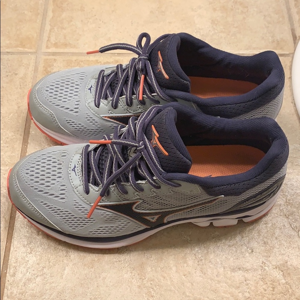 Mizuno  wave runner woman’s tennis shoes